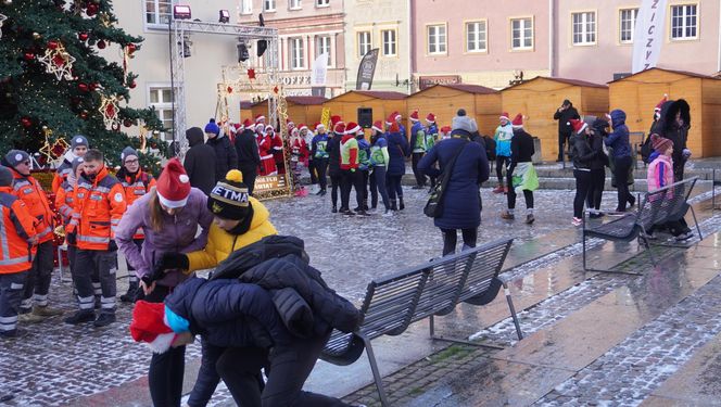 Bieg Mikołajów w Olsztynie. Około 400 osób pobiegło w charytatywnym celu [ZDJĘCIA]