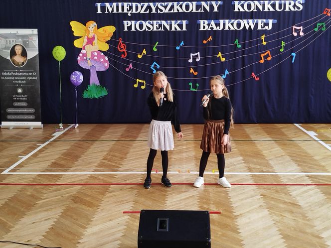 Uczniowie z klas I-III zaprezentowali w SP nr 10 w Siedlcach piosenki z różnych bajek