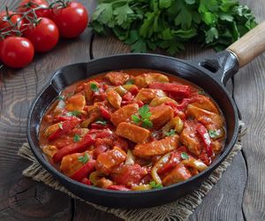 Pierś kurczaka w kremowym sosie pomidorowym to moje popisowe danie. Zawsze się udaje i smakuje obłędnie 