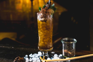 Te miejsca mają swój klimat! Oto TOP 10 najbardziej niezwykłych barów w Warszawie [GALERIA]