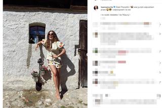 Anna Mucha wypina pośladki przed kościołem