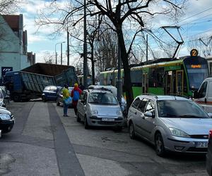 Zderzenie ciężarówki i tramwaju na ulicy 28 czerwca. Ruch tramwajowy w okolicy wstrzymany