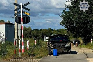 Groźny wypadek w powiecie raciborskim. Samochód osobowy zderzył się z pociągiem pasażerskim