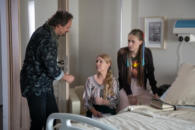 Na Wspólnej odc. 3163. Renata (Marta Jankowska), fotograf Roch (Piotr Łukawski), Daria (Patrycja Topajew)