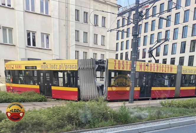 Łódź. Tramwaj wykoleił się po zderzeniu z autem. Zatrzymał się kilkanaście centymetrów przed budynkiem