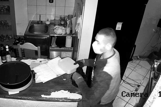 Włamanie do restauracji w Bydgoszczy. Rozpoznajesz tych mężczyzn?