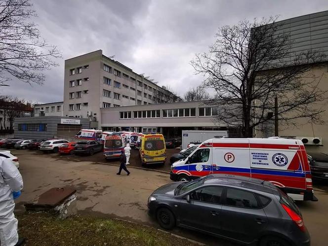 Tak wygląda kolejka karetek pod szpitalem w Zabrzu. Te zdjęcia budzą grozę wśród mieszkańców [GALERIA]