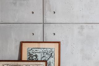 Ściana o strukturze betonu w minimalistycznej sypialni