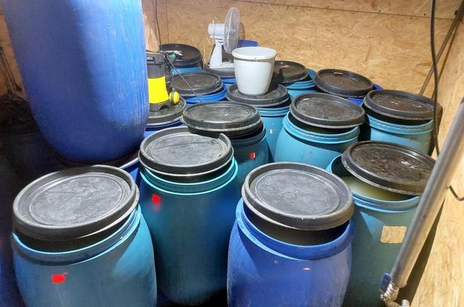 Gródek. Funkcjonariusze KAS zlikwidowali nielegalną bimbrownię. Zatrzymano 40-latka