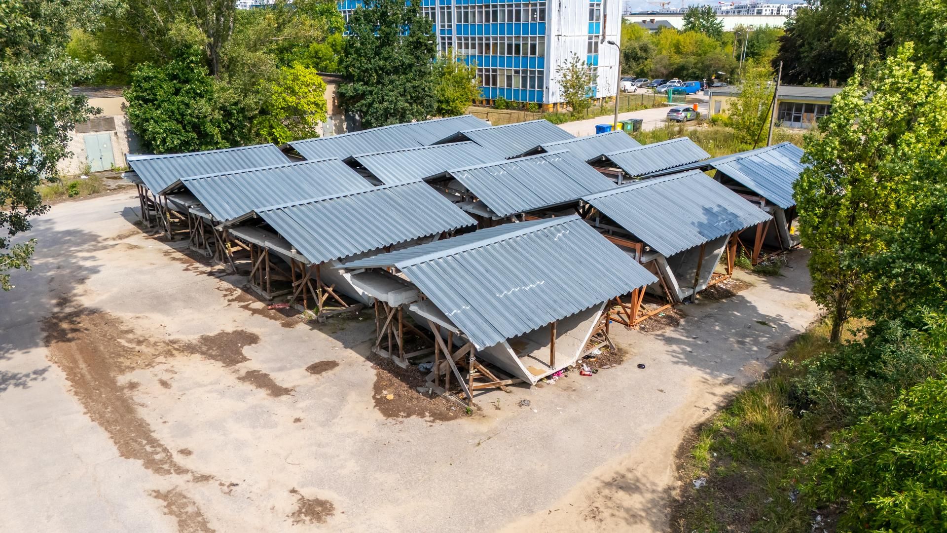 Elementy rozebranego pawilonu „Emilia” przechowywane na Białołęce w Warszawie