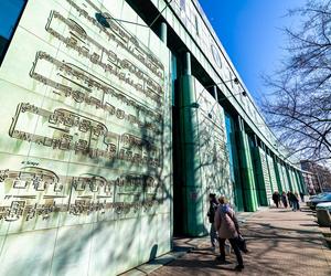 Biblioteka Uniwersytecka w Warszawie - zdjęcia. Zobacz postmodernistyczną ikonę, którą kiedyś uznawano za kicz