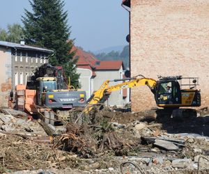 Stronie Śląskie strażacy szukają ludzi w samochodach i budynkach