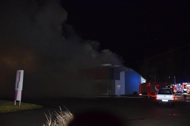 Pali się supermarket Intermarche w Górze. Pożar trawi go od kilku godzin