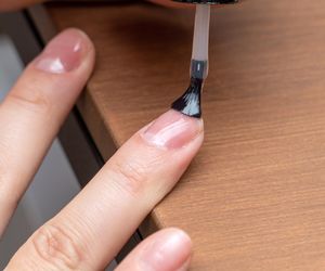 Lakiery do paznokci zamiast tabletek? Polacy pracują nad nową formą leczenia