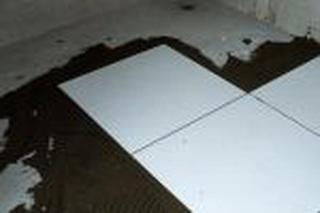 Układanie podłogi na starej posadzce: do czego służy podkład renowacyjny?