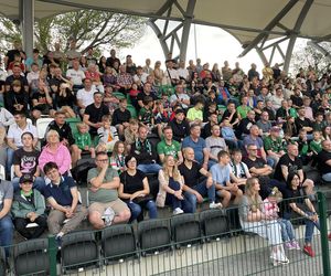 Kibice na otwarciu stadionu w Starachowicach