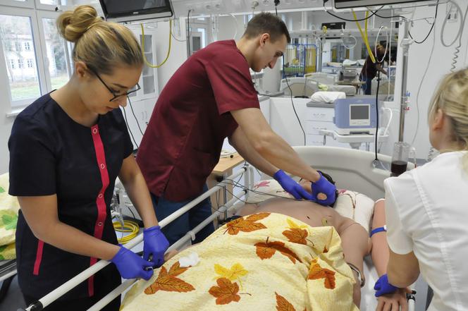 Jelenia Góra: Studenci pielęgniarstwa pomogą walczyć z koronawirusem 