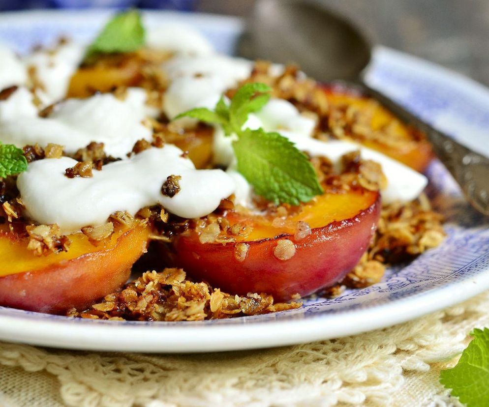 pieczone brzoskwinie z jogurtem i miodem