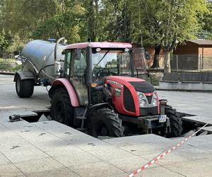 Warszawa. Fontanny na Woli znowu zniszczone! Ciągnik służb miejskich zapadł się w parku Szymańskiego