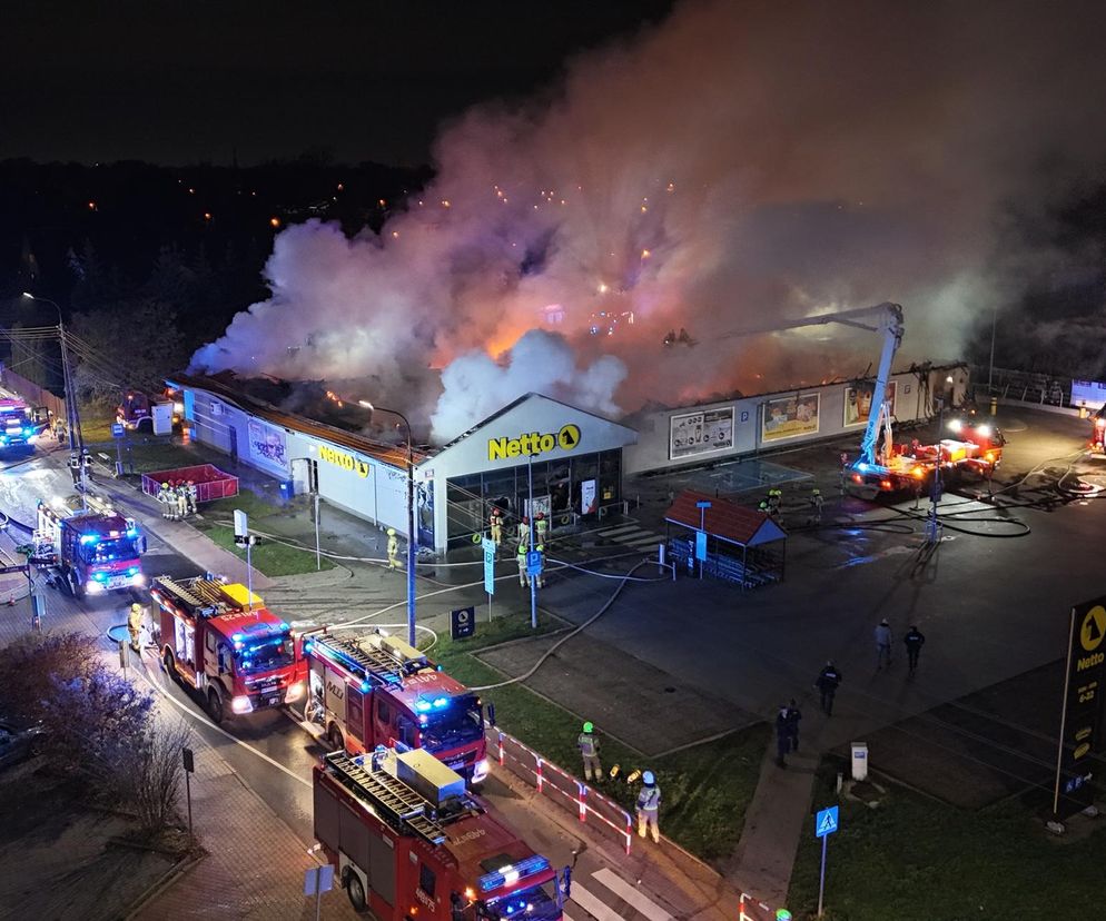 Gigantyczny pożar sklepu w Grodzisku Mazowieckim. Zawalił się dach! Ponad 15 zastępów straży walczyło z żywiołem