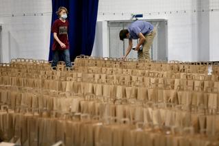 Wolontariusze już pakują świąteczne paczki. Pomógł im prezydent