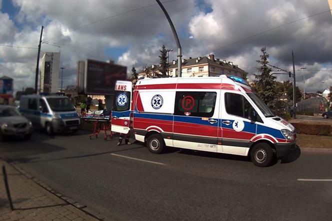 Groźny wypadek na rondzie Jagiellonów w Bydgoszczy. Dwie osoby trafiły do szpitala! [ZDJĘCIA]