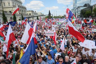 Tłumy na ulicach Warszawy. Utrudnienia w ruchu i zakaz noszenia broni w stolicy