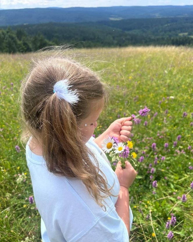 Marta Nawrocka na spacerze z córką i mężem