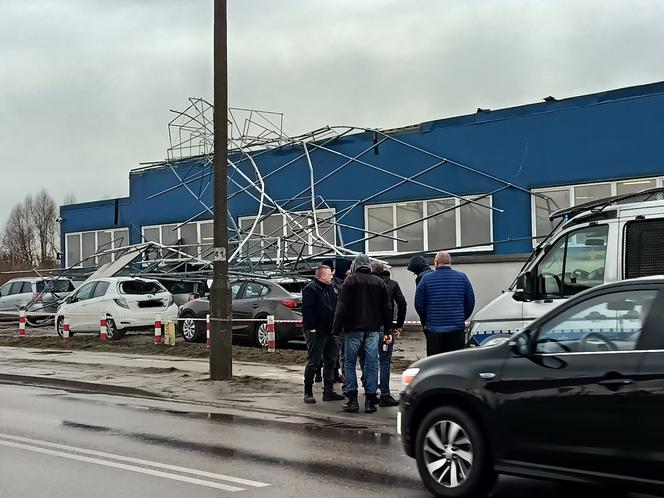 Białystok. Silny wiatr zerwał konstrukcję paneli fotowoltaicznych z dachu firmy przy ul. Produkcyjnej [ZDJĘCIA, WIDEO]