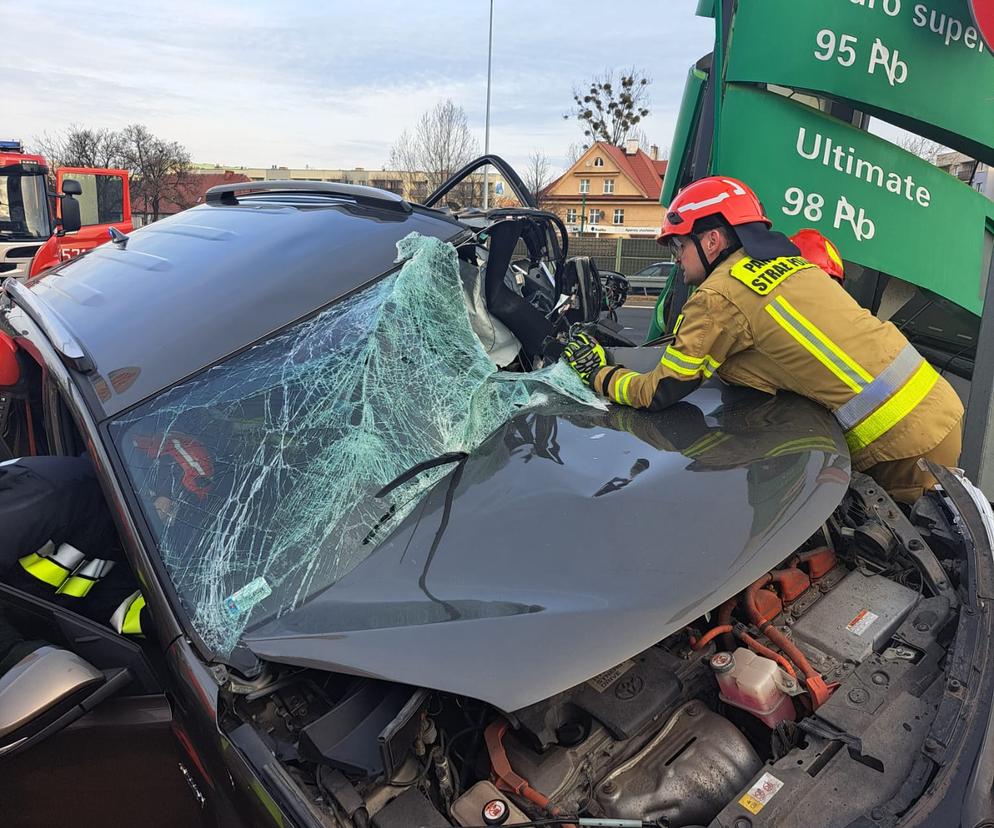 Roztrzaskał auto na stacji benzynowej. Zakleszczonego kierowcę wyciągali strażacy