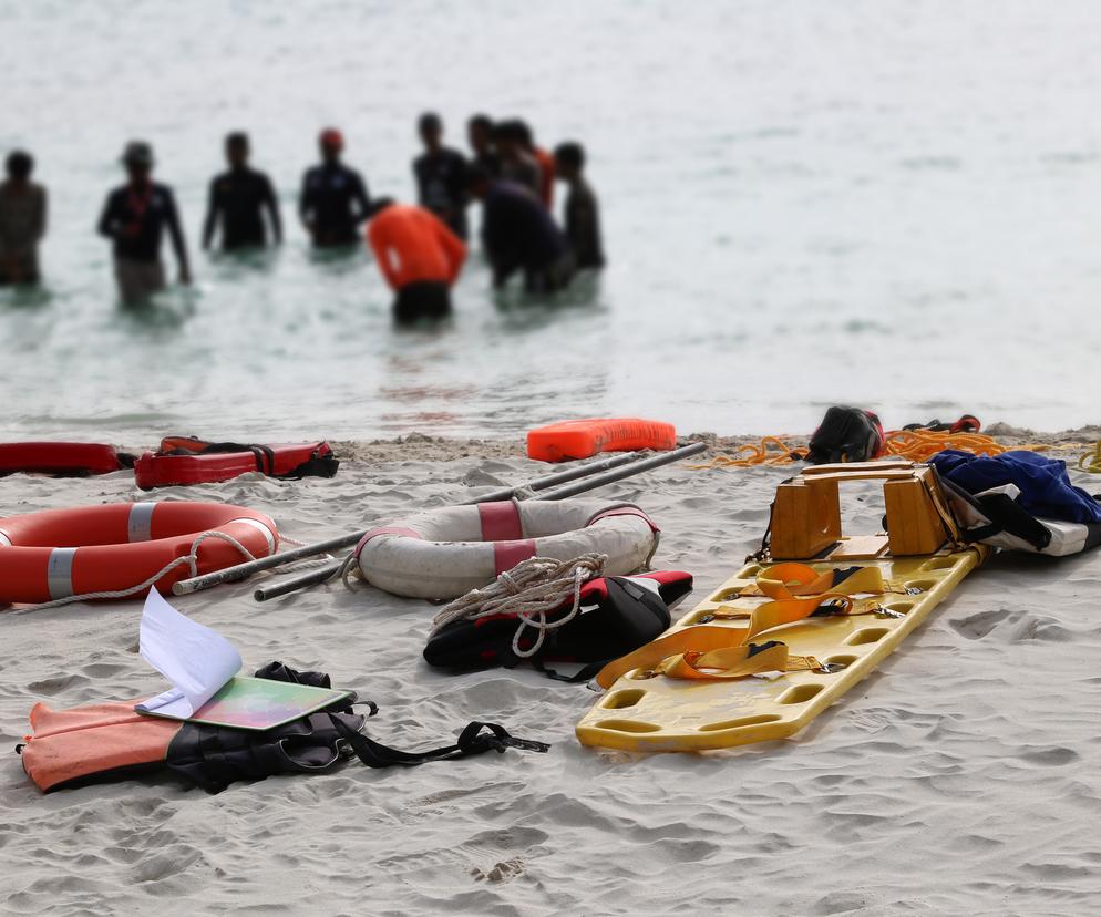 Medyczny sprzęt na plaży