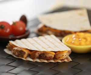 Zamiast chodzić do fast foodów, robię tę quesadillę. Idealna przekąska bez masy roboty