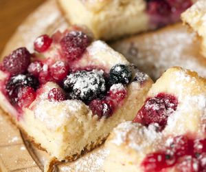 Biorę kefir i garść owoców leśnych. Błyskawicznie piekę przepyszne domowe ciasto 