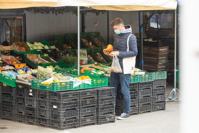 Śmiszek rządzi w domu, a Biedroń u fryzjera