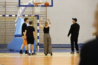 Nawrocki przeczekał ulewy grając w koszykówkę