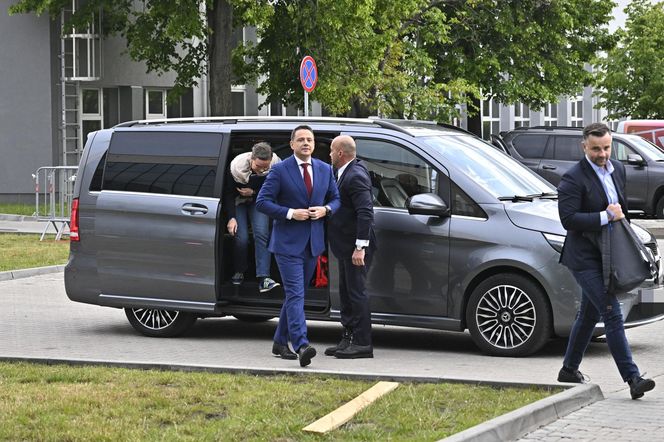 Wielkie wejście Trzaskowskiego do TVP. Zdjęcia uchwyciły każdy krok