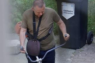 Marian Banaś podczas wiosennego koszenia trawy