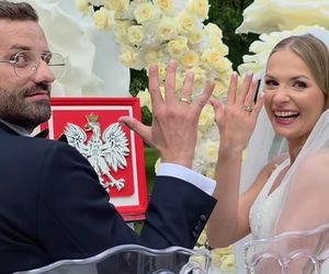 Karolina Gilon pokazała fotki ze ślubu. Są rodzice i brat. Cóż za przystojniak!