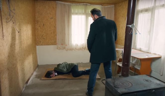 Zeynep będzie przetrzymywana przez porywacza, a Yildiz przyłapie Melis na rozmowie z przestępcą. Ghonul i Bulent zaczną odchodzić od zmysłów, a Ege trafi na trop.