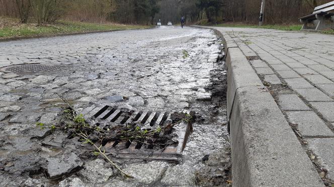 Wyciek wody pod górą św. Marcina