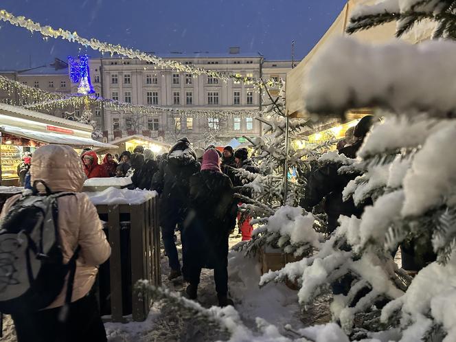 Choinka rozbłysła na Rynku Głównym. Tak wygląda Kraków w zimowej scenerii! 