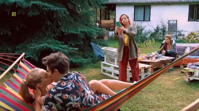 Barwy szczęścia, odcinek 1985. Justin (Jasper Sołtysiewicz), Oliwka (Wiktoria Gąsiewska), Mia (Maria Ruddick)