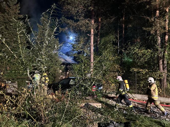 Wielka akcja strażaków pod Pruszkowem. Dom płonął na oczach mieszkańców