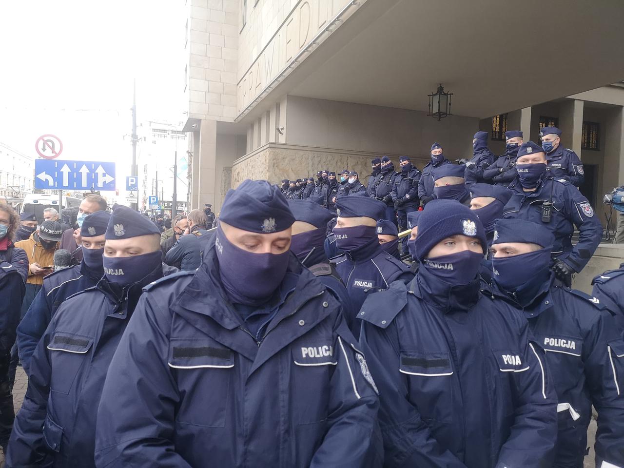 Warszawa: trwa protest przed Sądem Okręgowym. Co się dzieje? [19.11.2020]