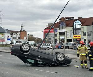 Potworne zderzenie na warszawskiej Pradze. Auto uderzyło w latarnię i sunęło po jezdni na dachu