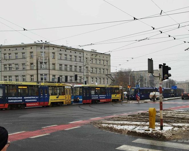 "Tramwajowy armagedon" we Wrocławiu. Awarie torowisk, tramwajów i wściekli pasażerowie MPK 