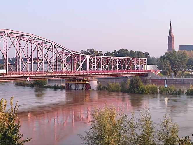 Strażacy z Wielkopolski jadą do zagrożonego powodzią Głogowa nad Odrą