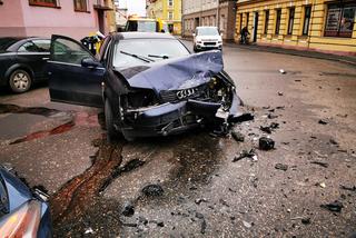 Wypadek na ul. Świętej Trójcy w Bydgoszczy. Trzy osoby są ranne [ZDJĘCIA]