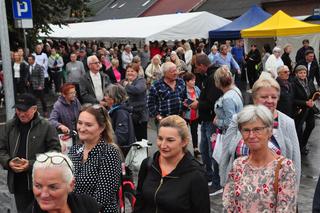Rynek w Ćmielowie z dużymi filiżankami. Było huczne otwarcie