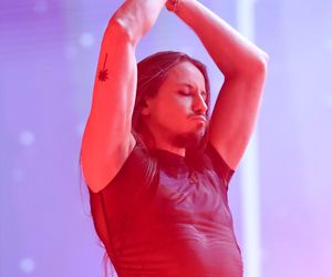 Michał Szpak przyłapany bez spodni za kulisami koncertu. Tego nie pokazali w TV!